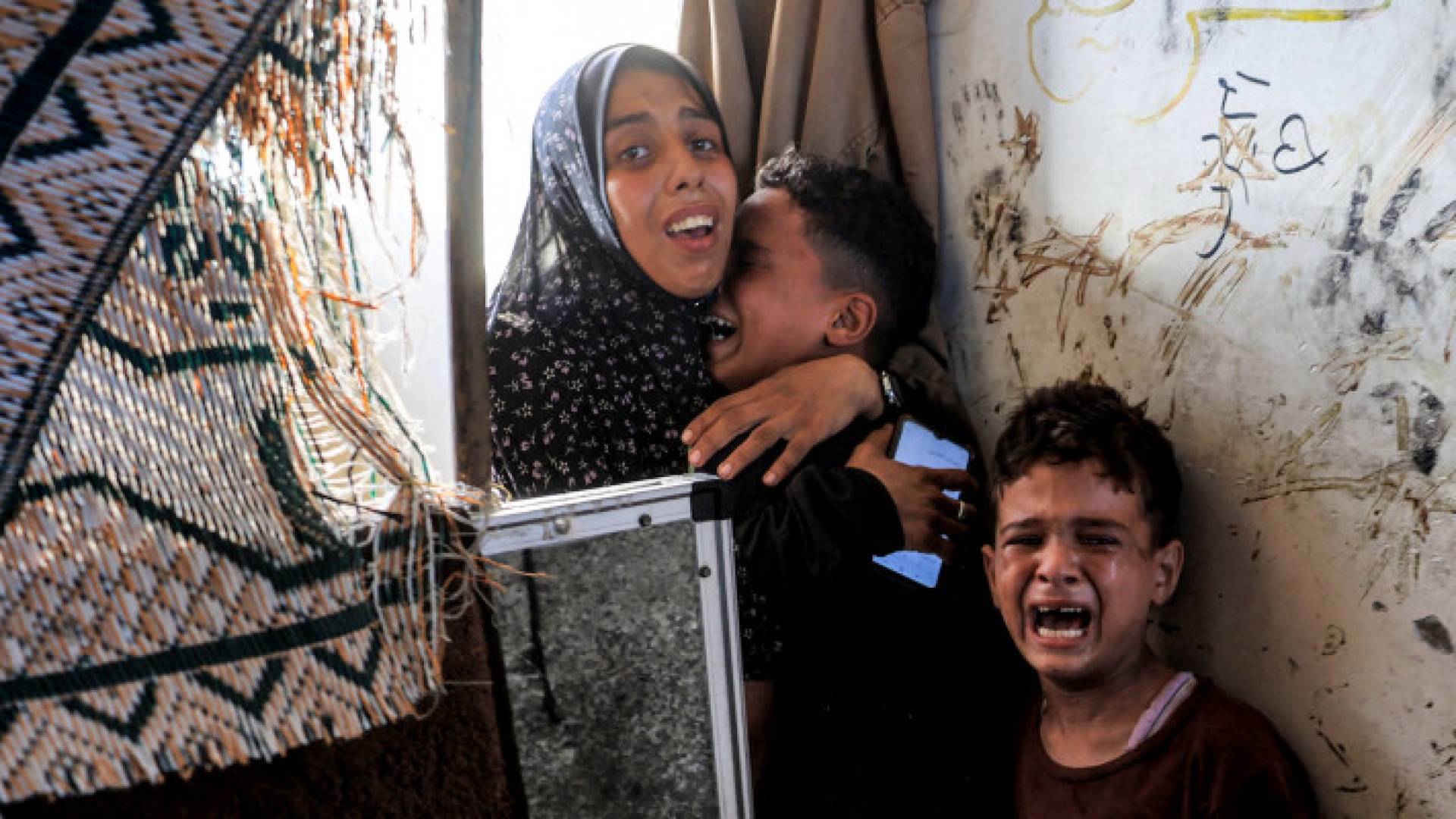 د فعل الأطفال بعد قصف الاحتلال أثناء لجوئهم إلى مدرسة الجاعوني التي تديرها (الأونروا)