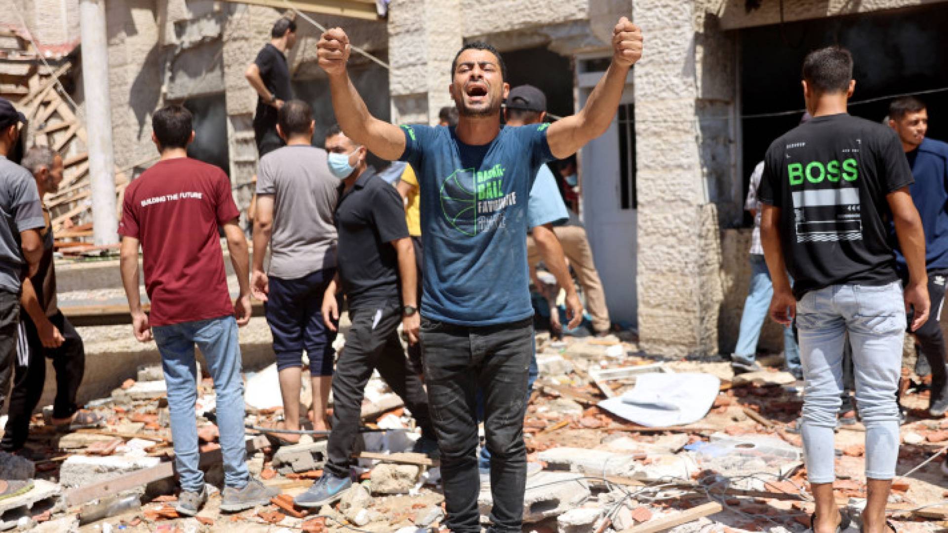 فلسطيني يصرخ من جراء القصف المتواصل على مجن في غزة