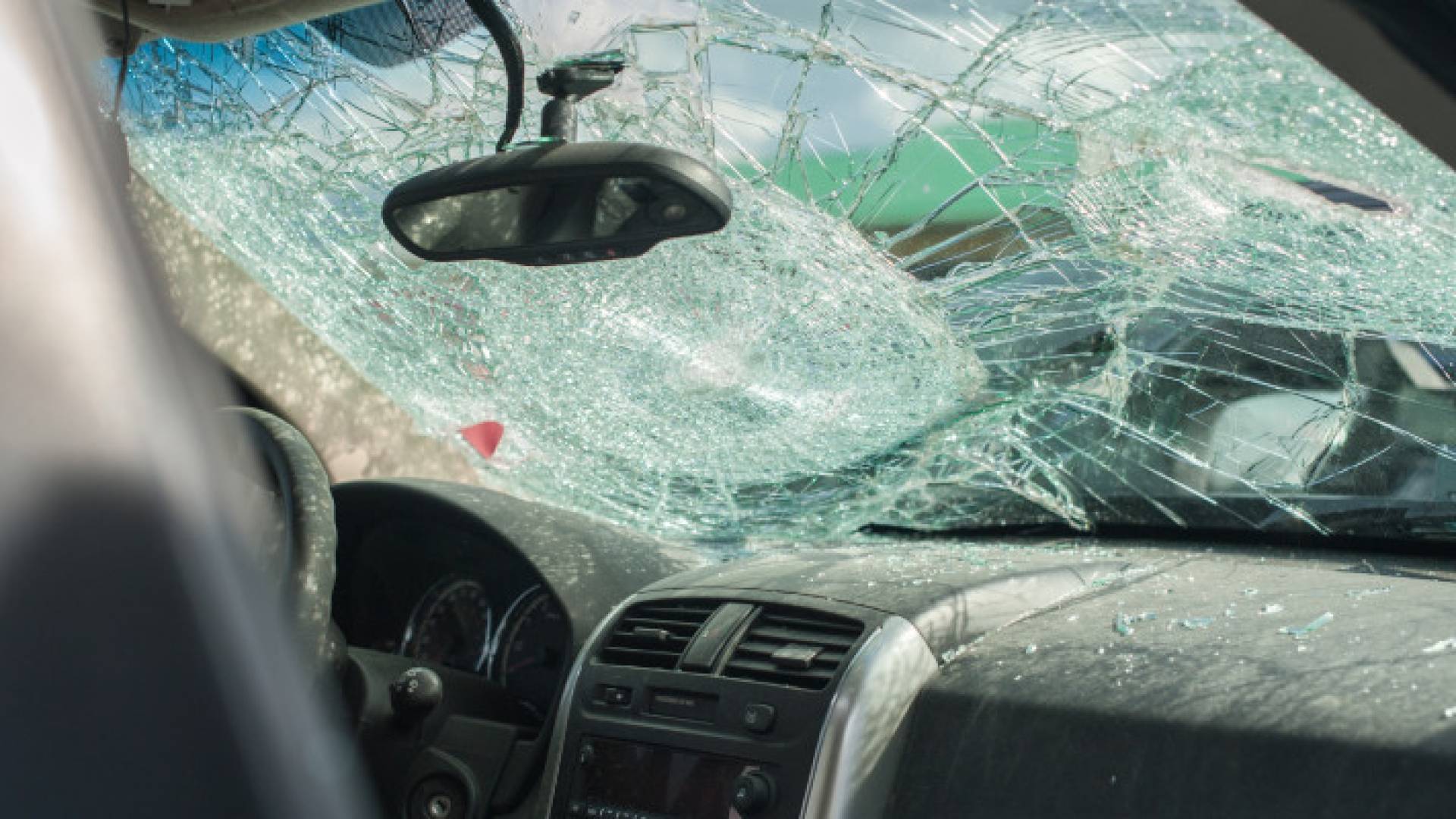 تحطم زجاج سيارة إثر حادث