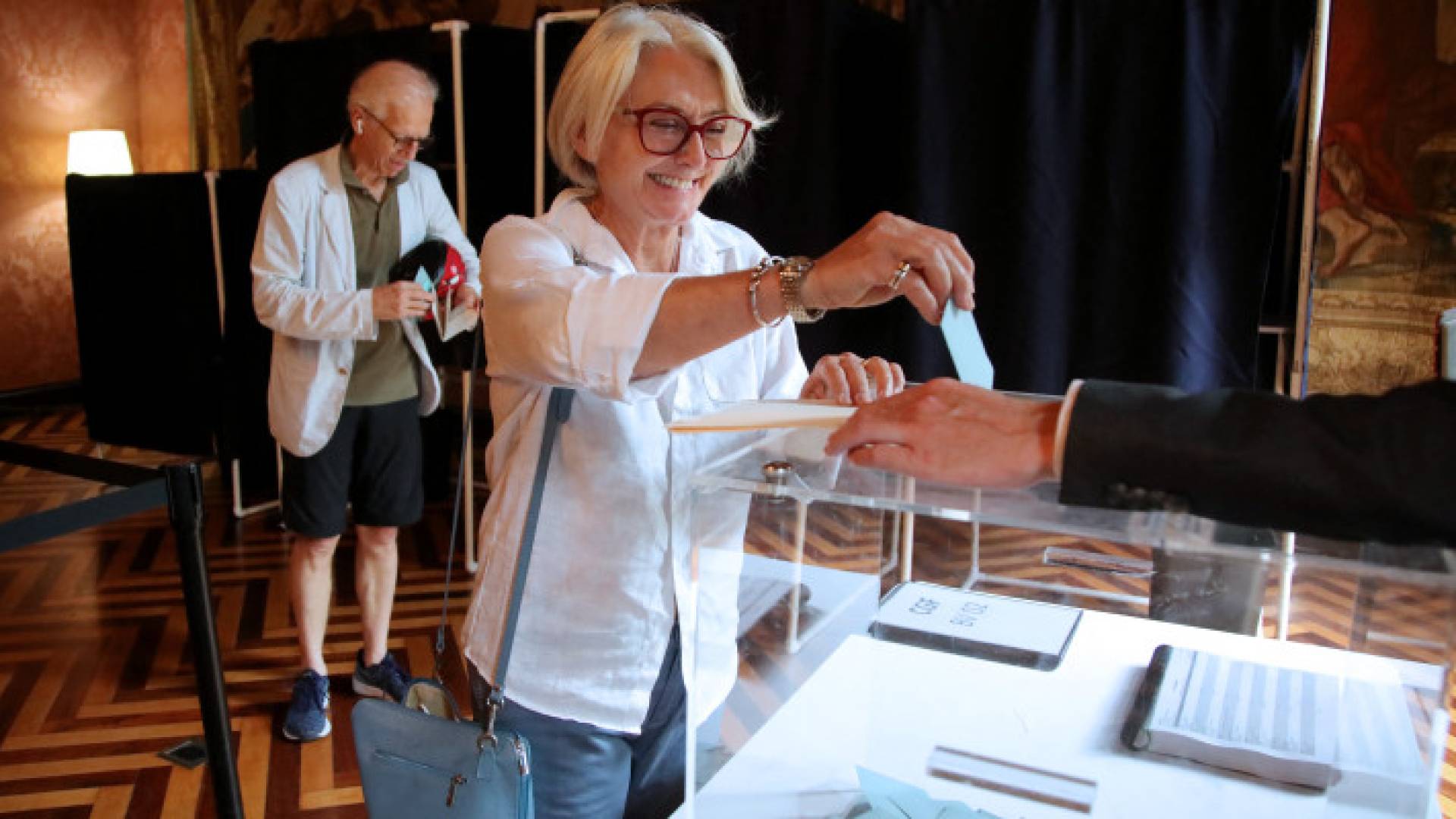 فرنسية تدلي بصوته في الانتخابات التشريعية