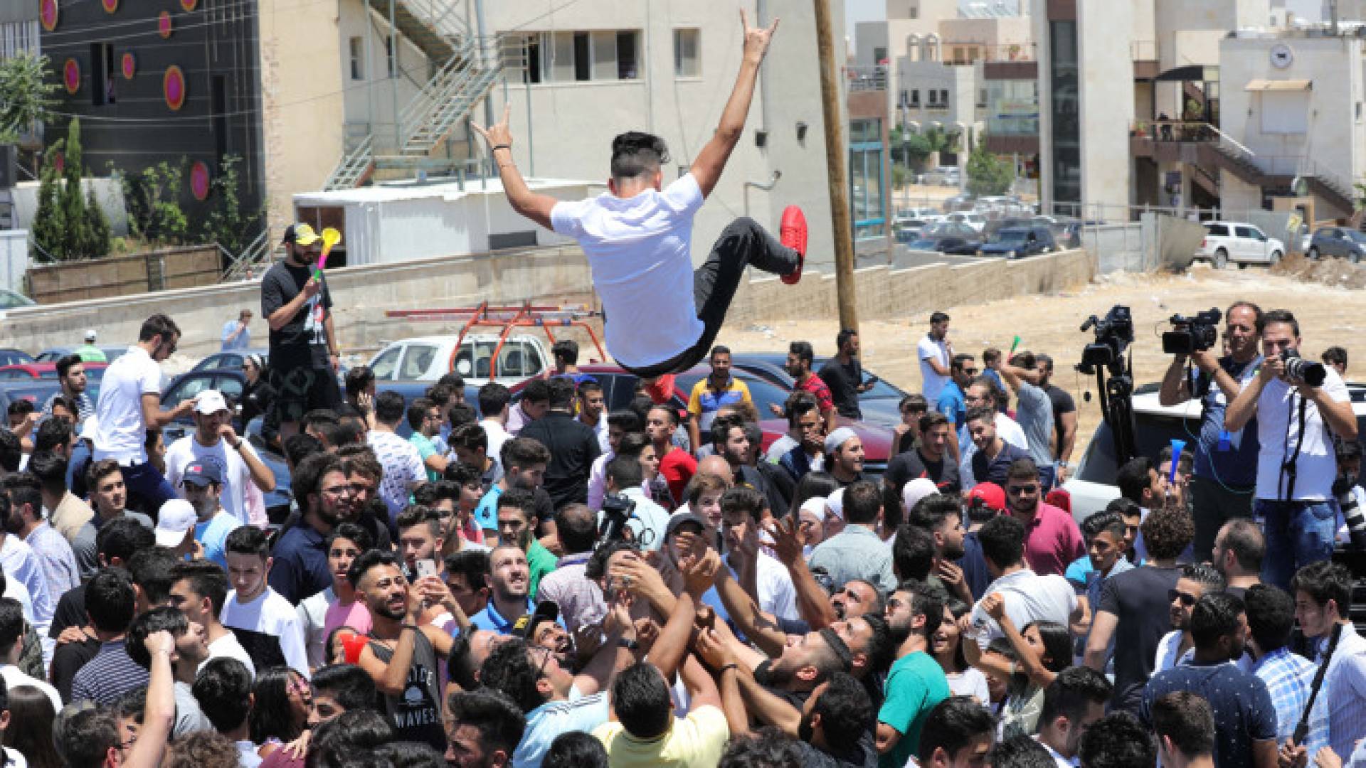 طلبة يحتفلون بنتائج التوجيهي في سنوات سابقة