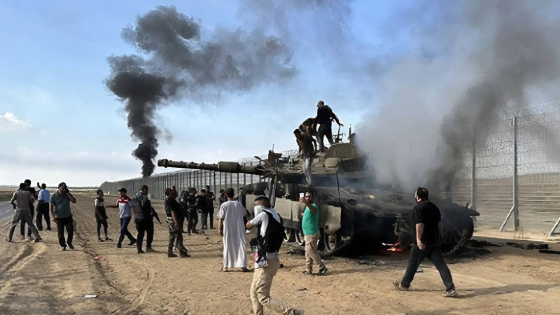 استيلاء عناصر المقاومة على دبابة للاحتلال يوم السابع من تشرين الأول/ أكتوبر 2023