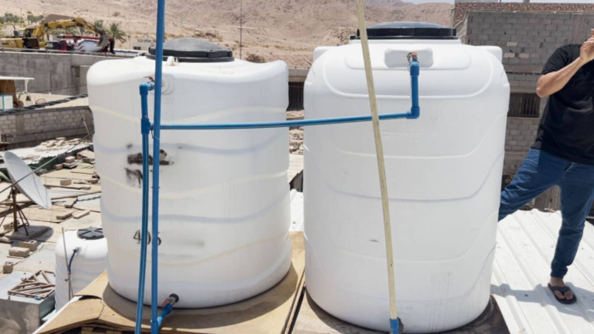 مواطن يقوم بتعبئة خزان مياه في العقبة