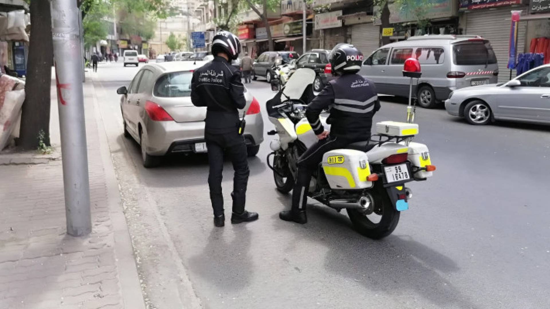 رقيبا سير يحرران مخالفة بحق إحدى المركبات