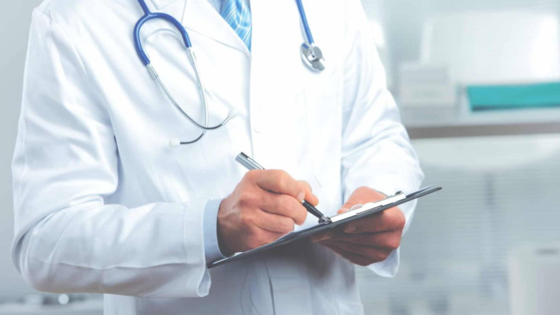 طبيب يكتب ملاحظات طبية "أرشيفية"