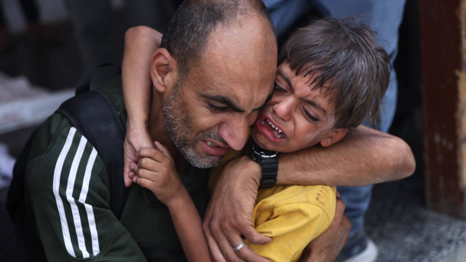 أب فلسطيني ونجله يبكيان حزنا وقهرا في غزة