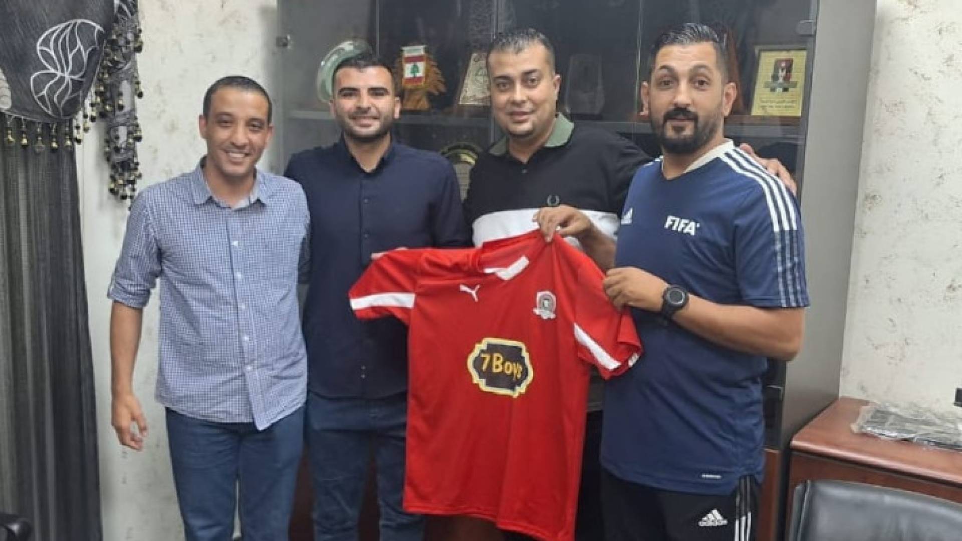 من توقيع العقود