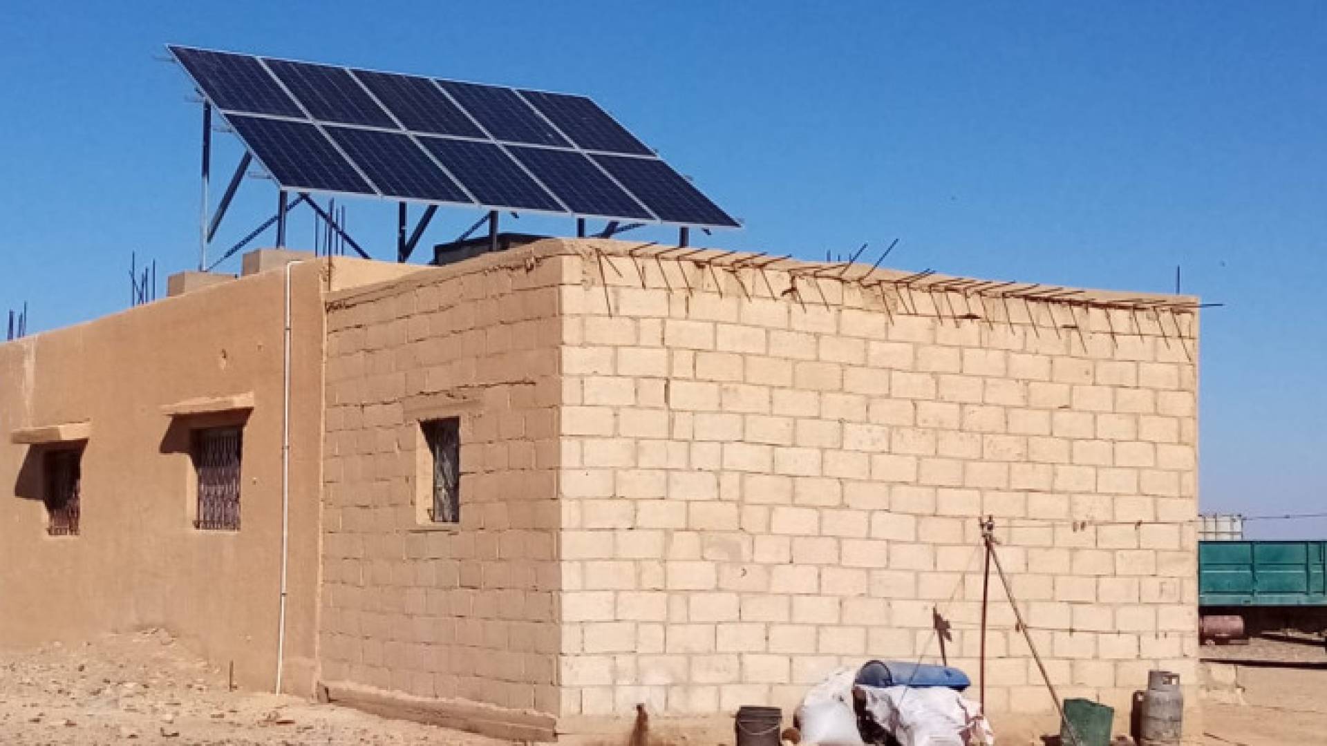 منزل يستخدم الطاقة الشمسية للتزود بالتيار الكهربائي