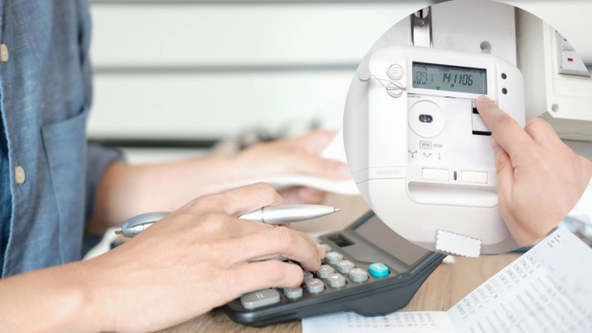 شخص يعمل على احتساب فاتورة