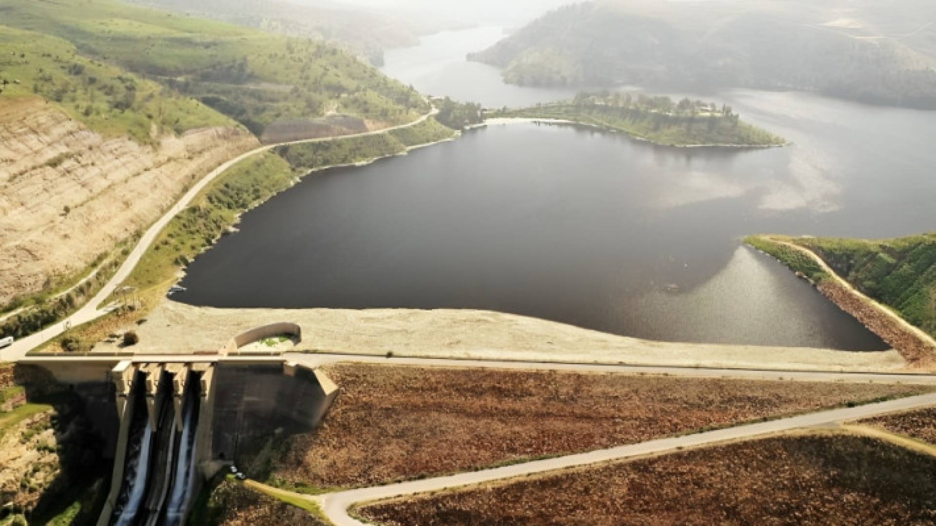 سد الملك طلال شمال العاصمة عمان بحوالي (70) كم