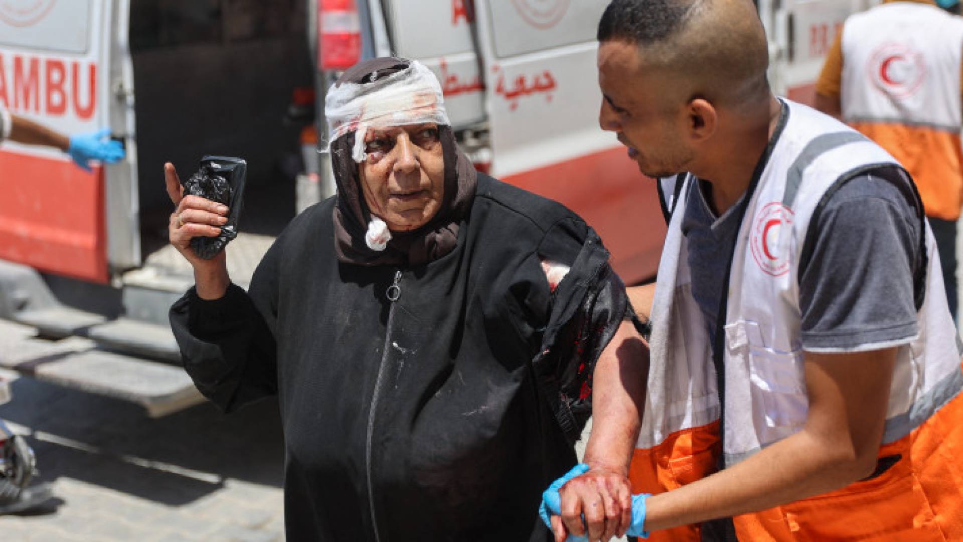 مسنة فلسطينية أصيبت خلال قصف الاحتلال على قطاع غزة