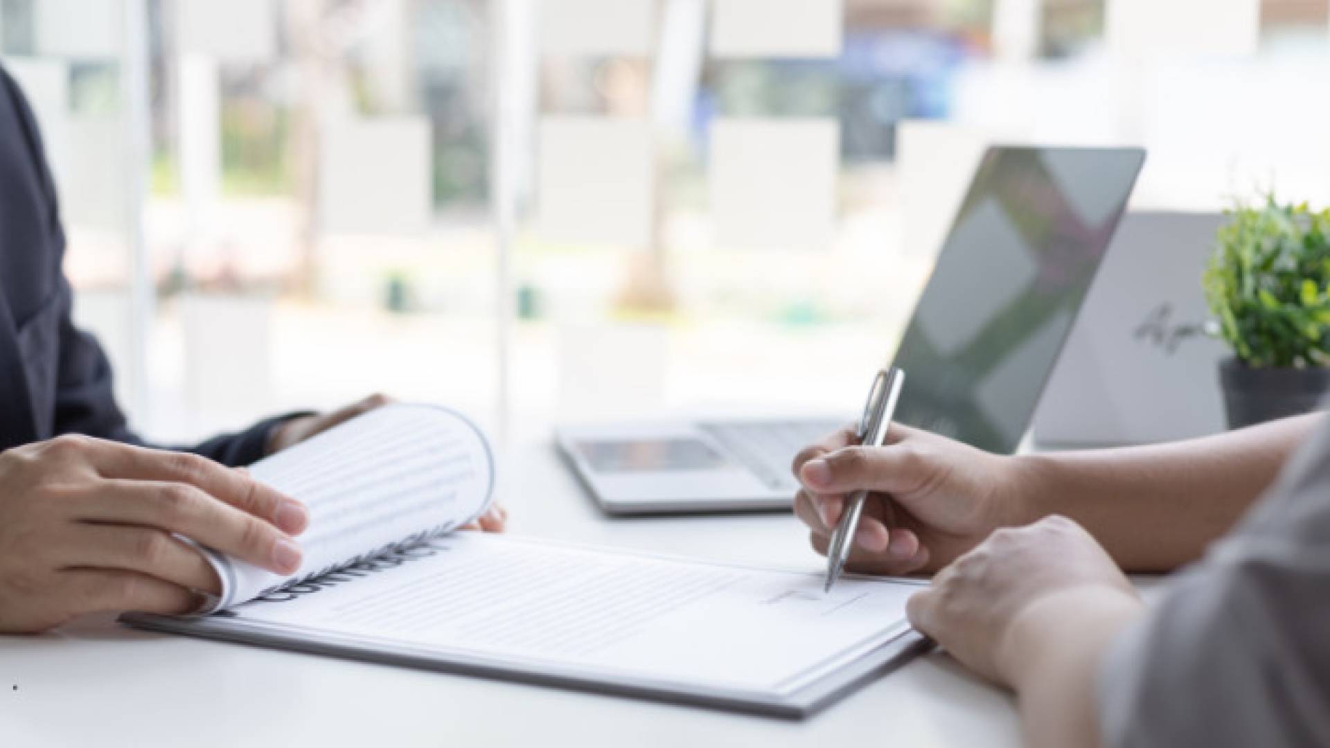 توقيع عقد عمل - تعبيرية