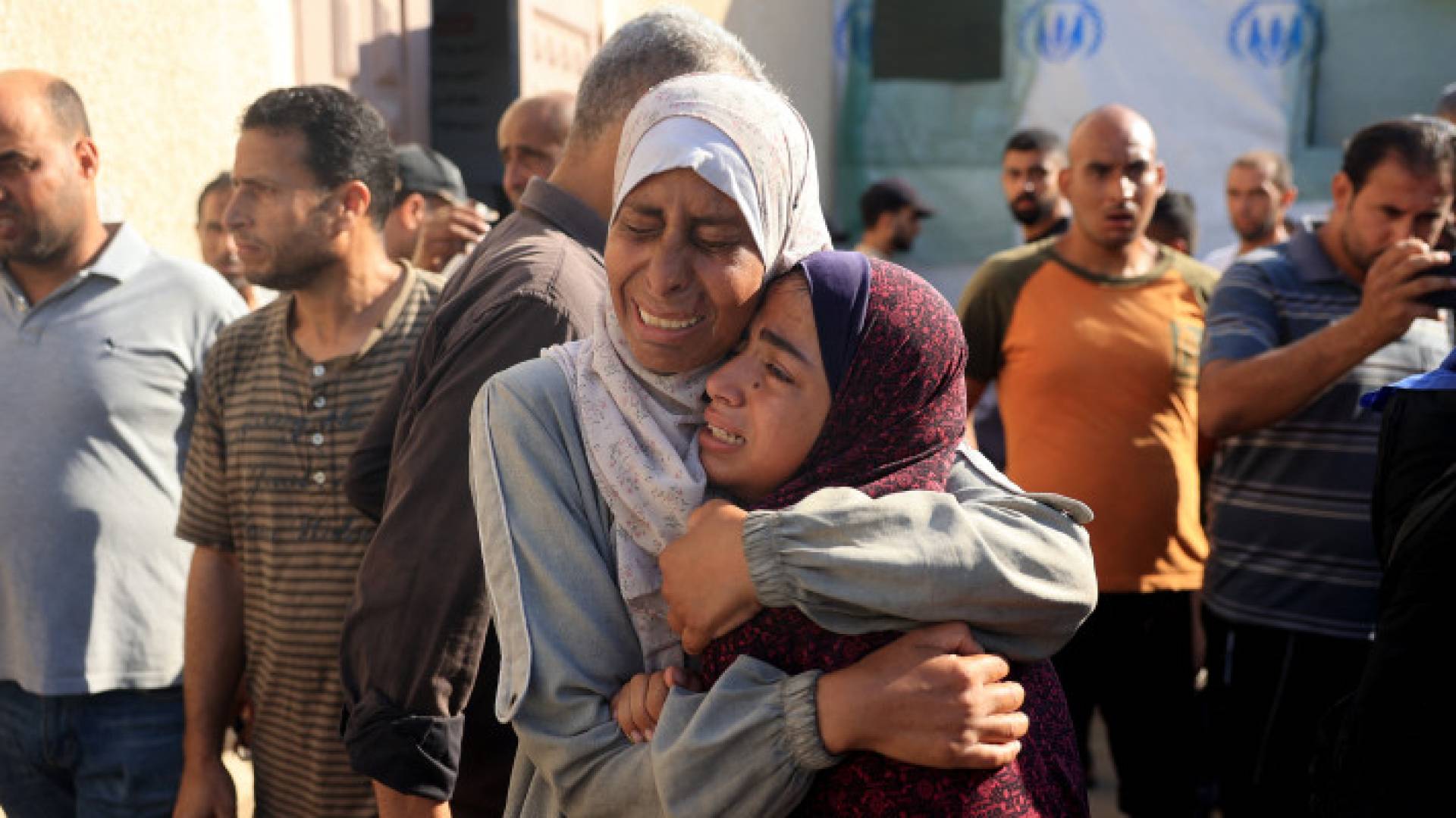 فلسطينيون يبكون أحبائهم بعد قصف الاحتلال على دير البلح