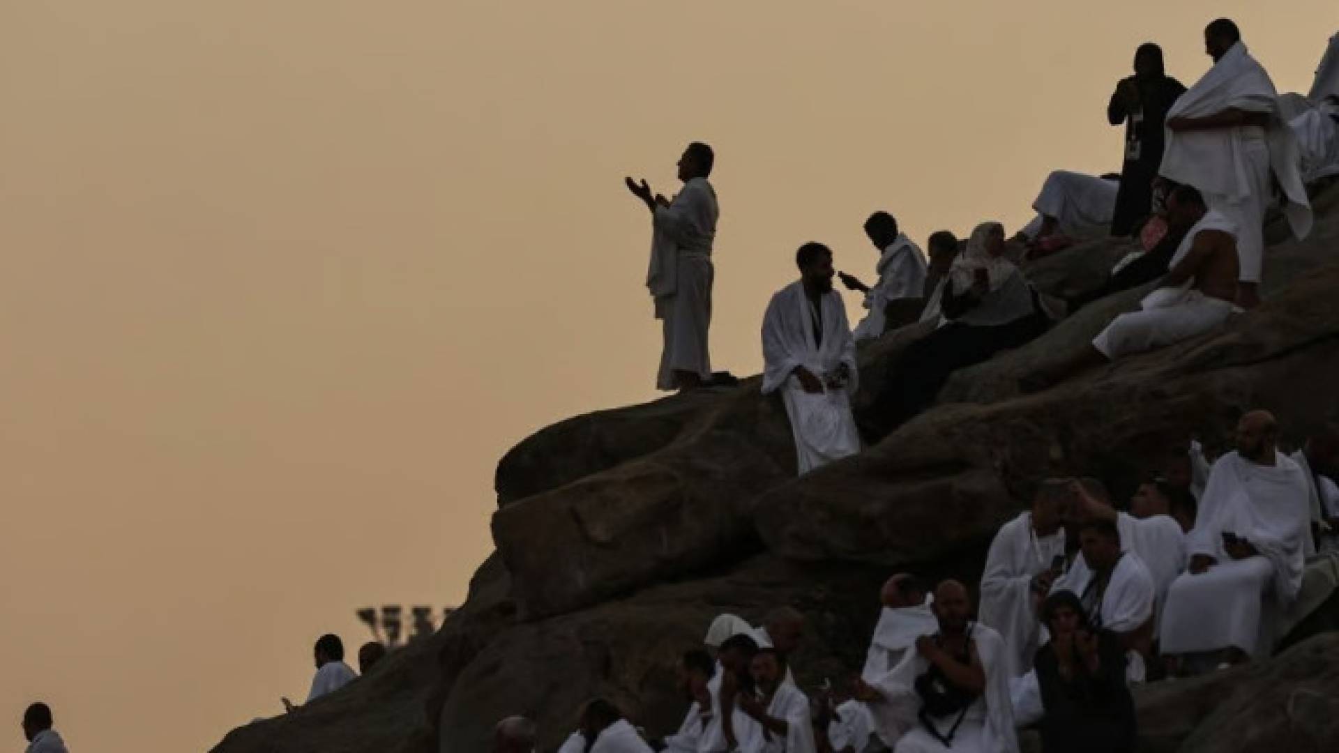 حجاج يقفون على جبل عرفات