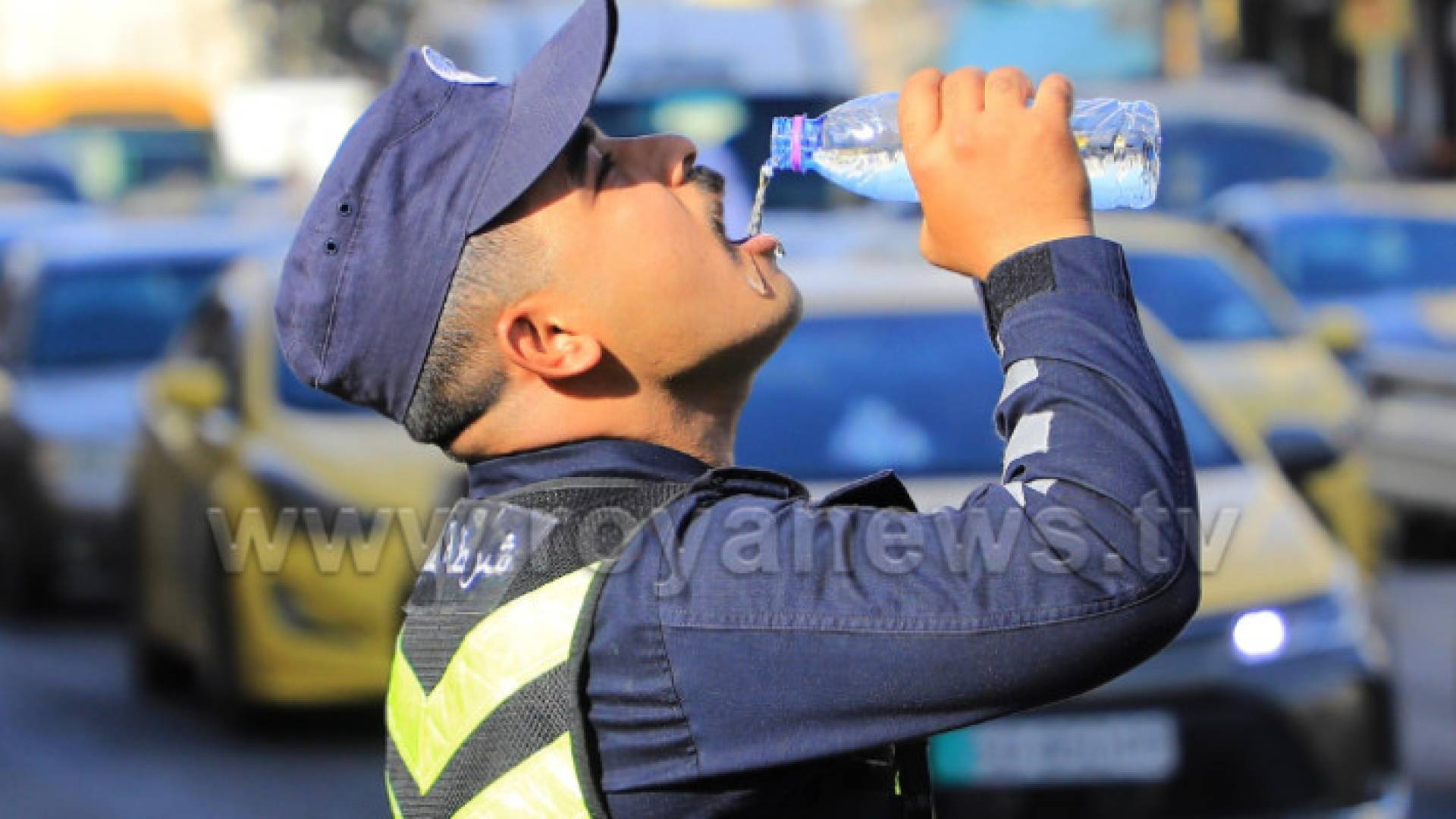 شري سير يشرب مياه في ظل ارتفاع درجات الحرارة في عمان