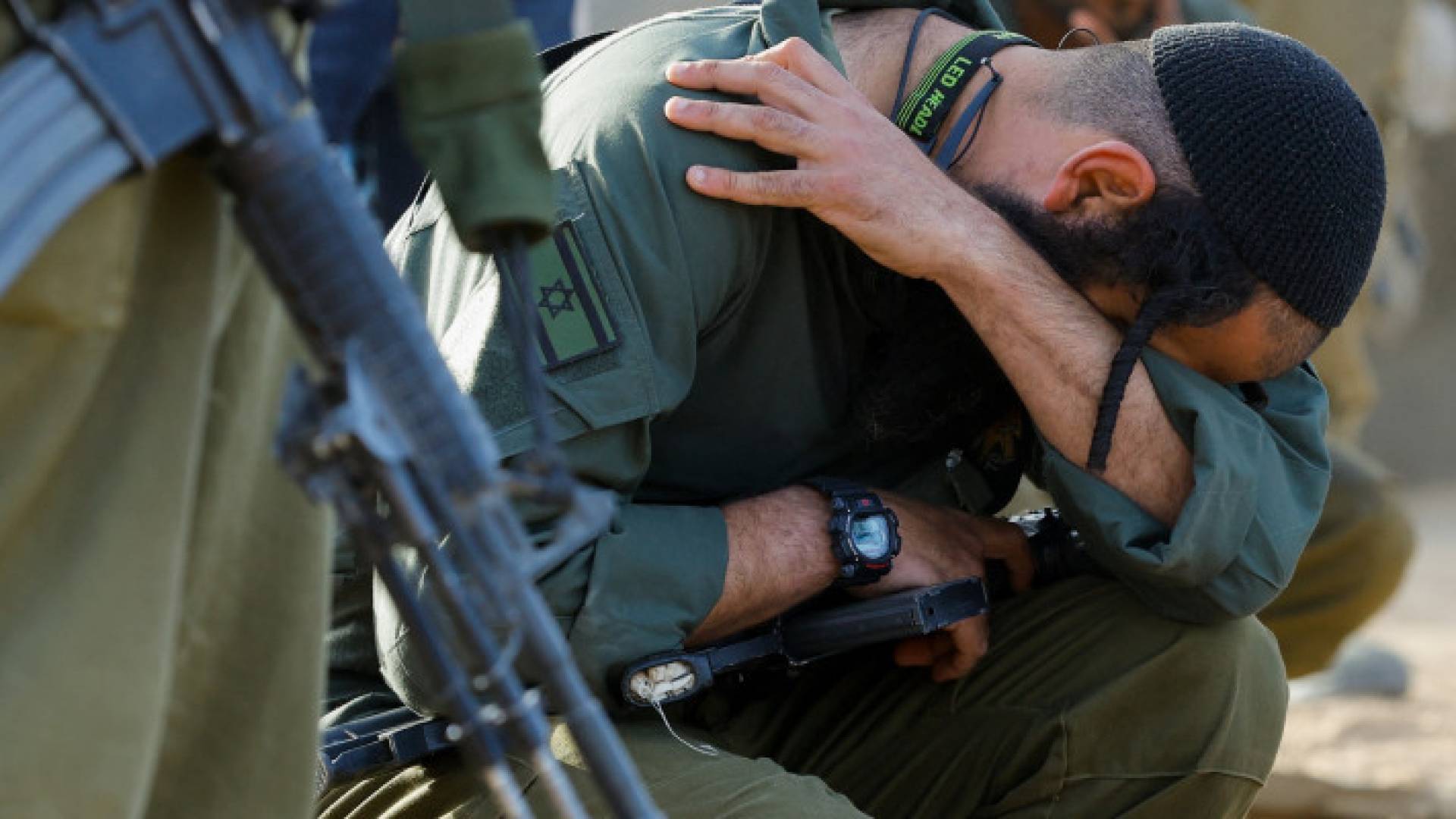 جندي من جيش الاحتلال يبكي