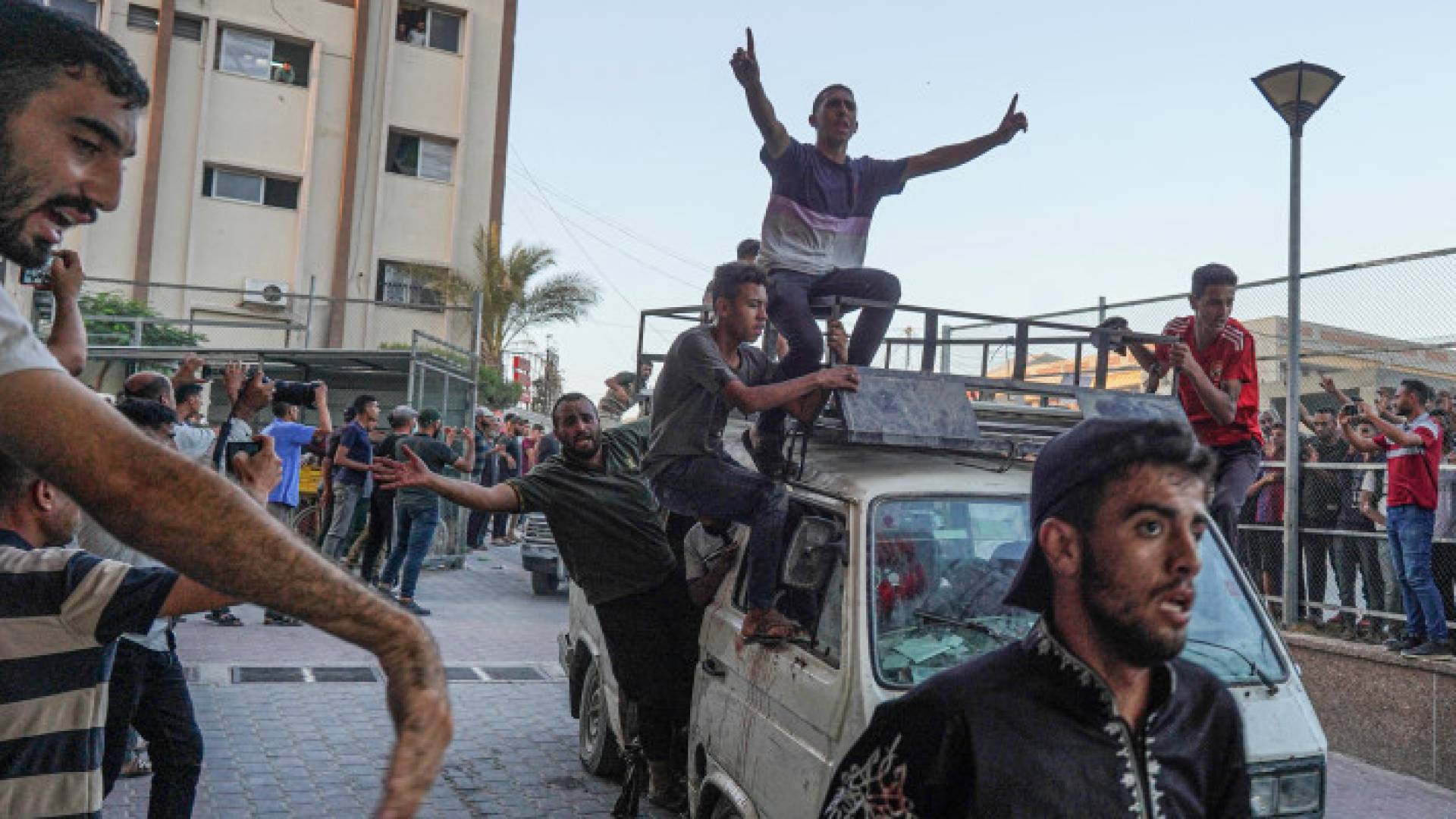 شاحنة صغيرة محملة بجرحى فلسطينيين في قطاع غزة