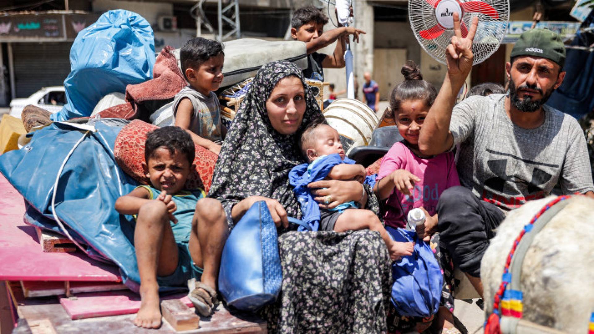 عائلة فلسطينية نازحة من منزلها