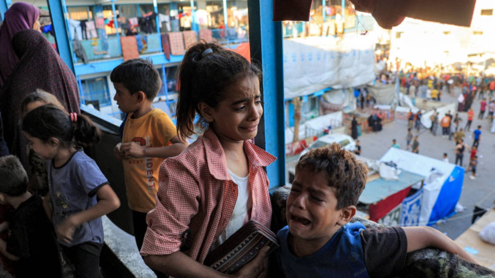 أطفال فلسطينيون في إحدى مدارس "الأونروا" التي تحولت إلى مراكز إيواء للاجئين في قطاع غزة