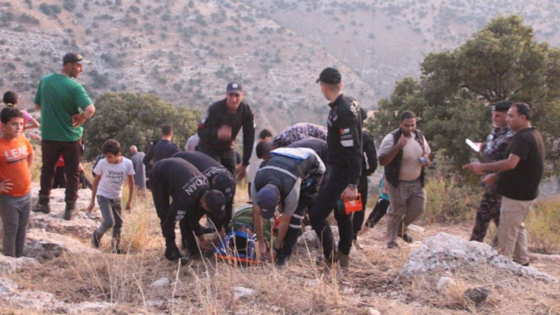 إينقذ خمسة أشخاص علقوا بمقطع صخري وعر بوادي عقربا في إبد