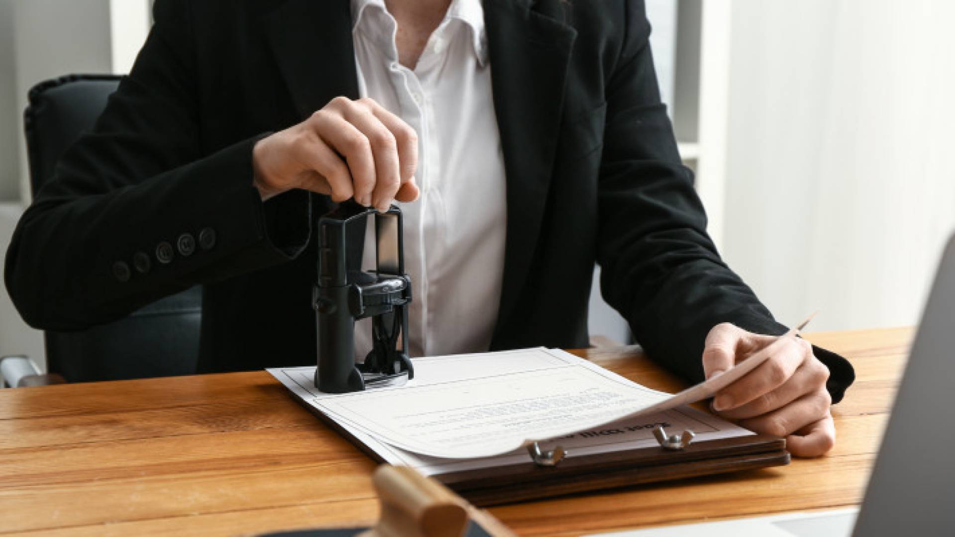 موظف يختم أوراق