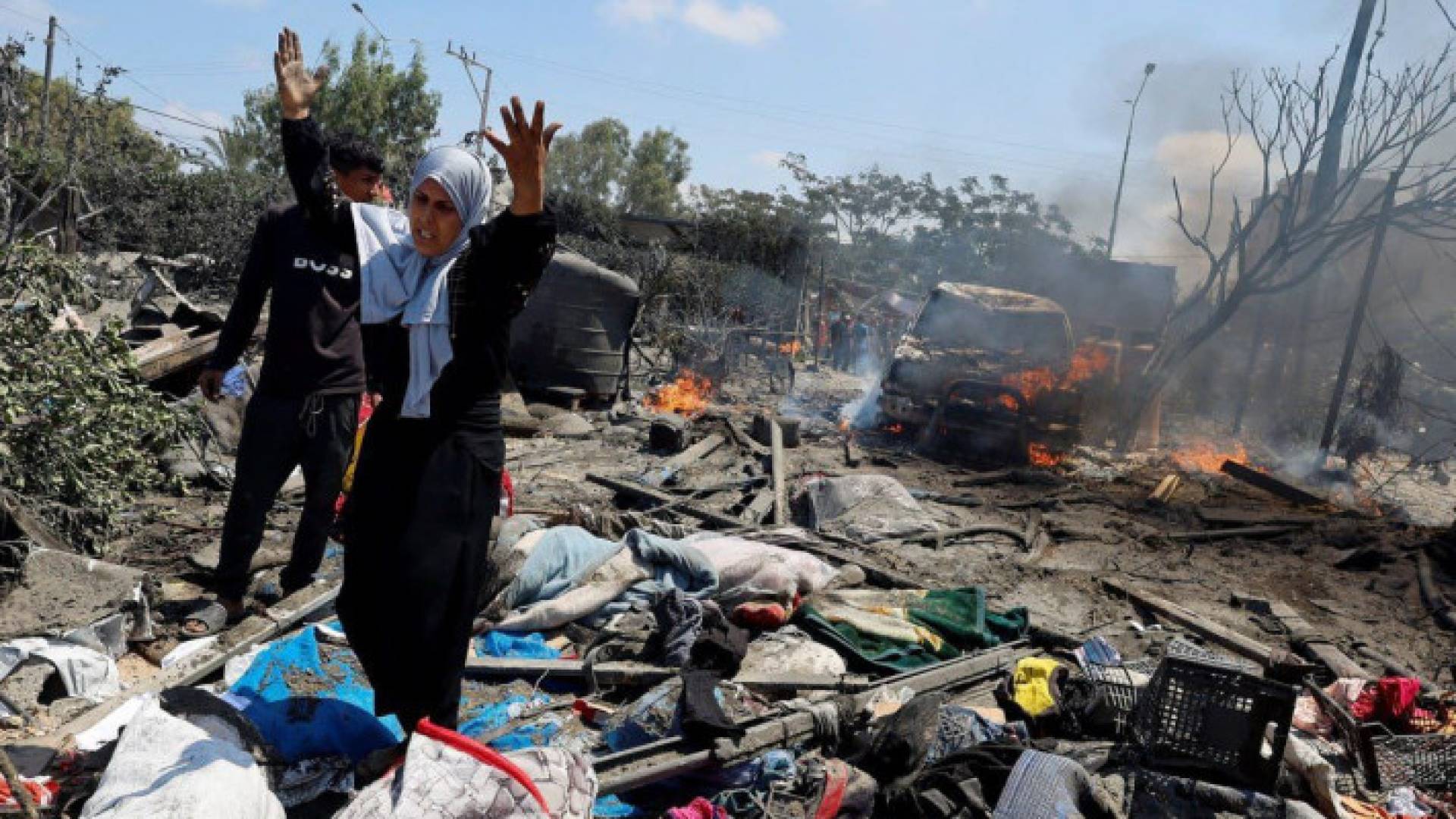 جانب من المجزرة المرتكبة في خان يونس بحق المدنيين