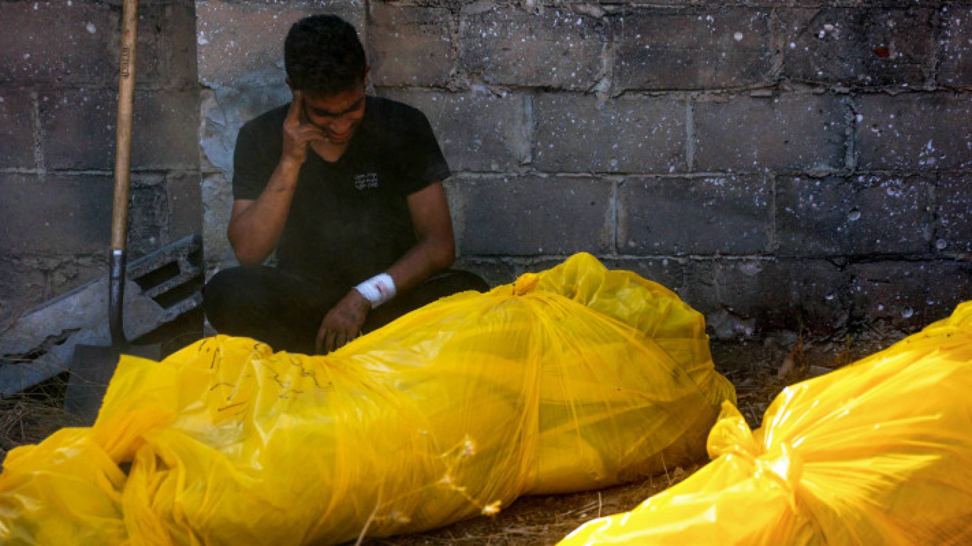 فلسطيني يبكي أحد أفراد عائلته في غزة