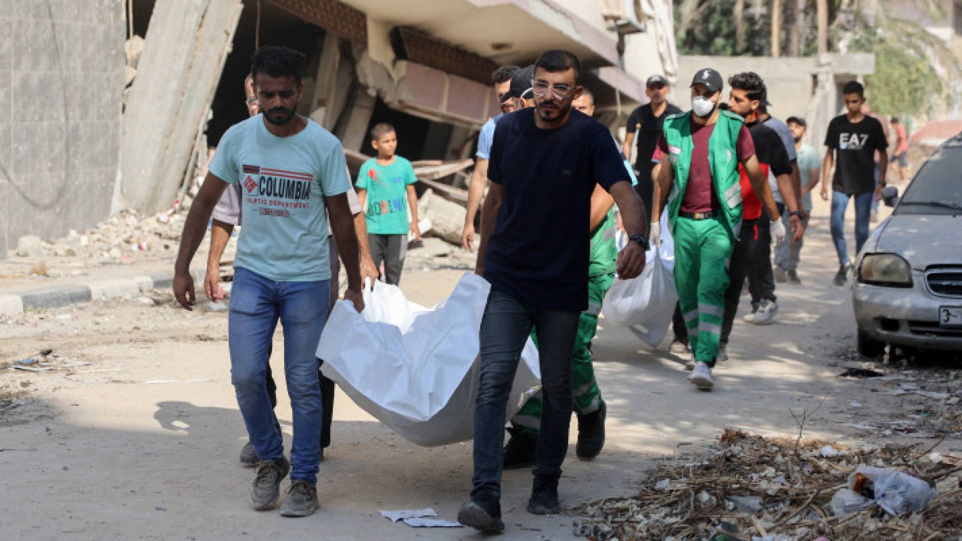 انتشال شهداء في قطاع غزة