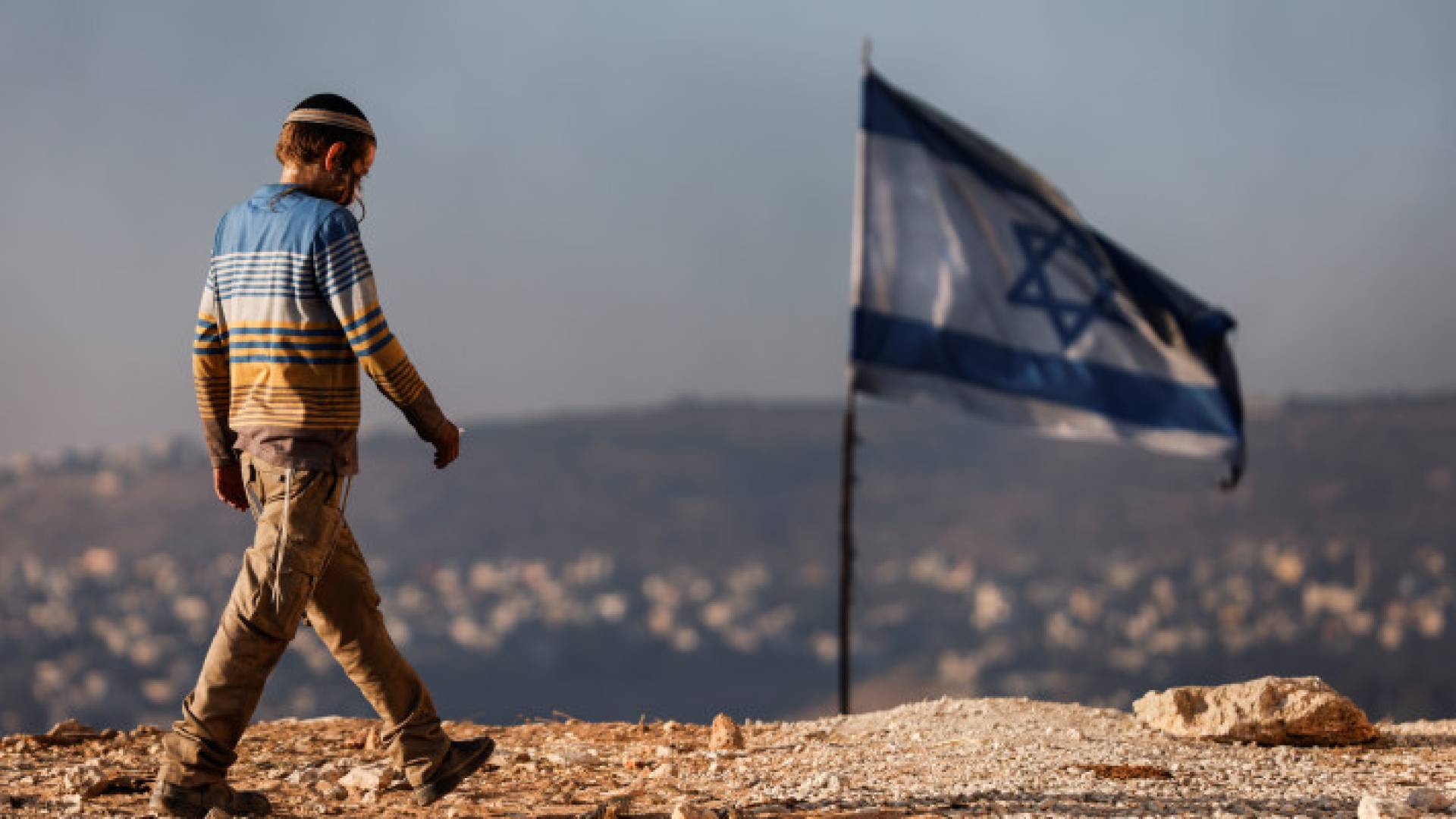 مستوطن يتجول على الأراضي الفلسطينية المحتلة - تعبيرية