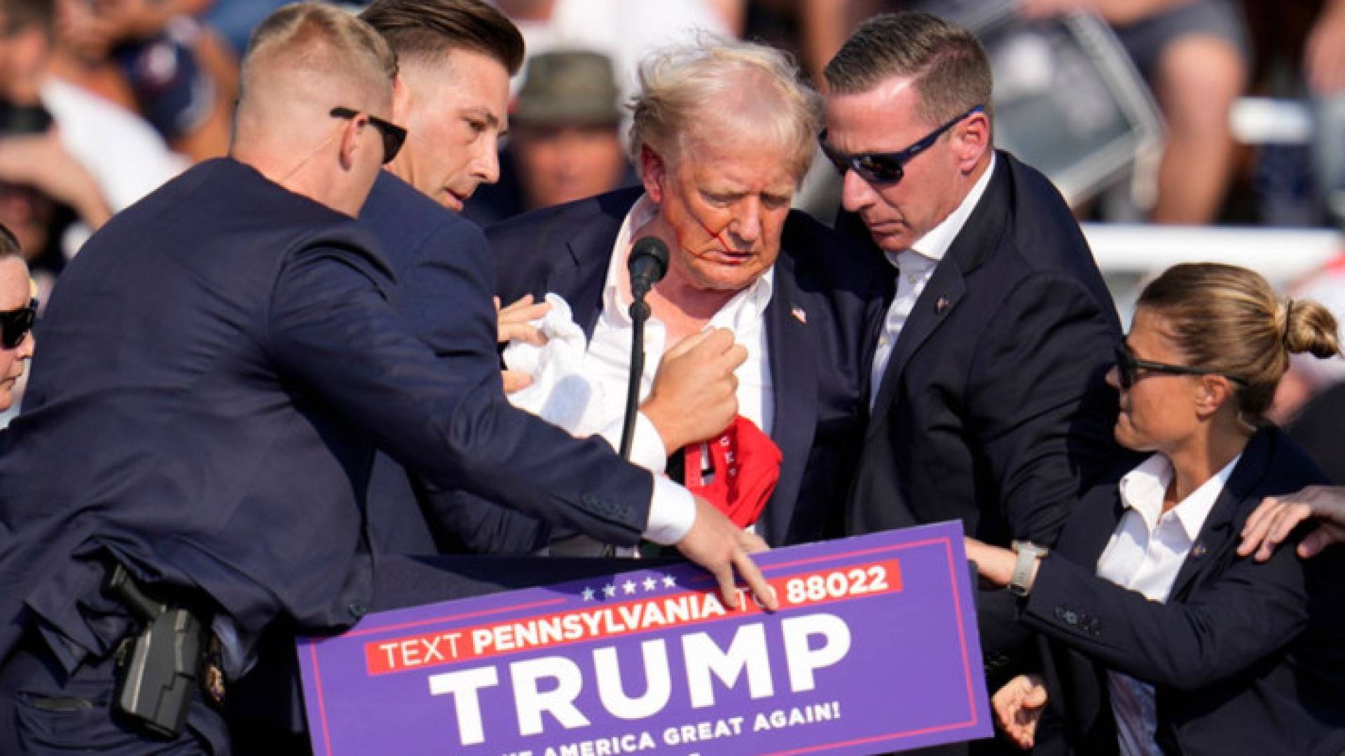 المرشح الرئاسي دونالد ترمب عقب إطلاق نار