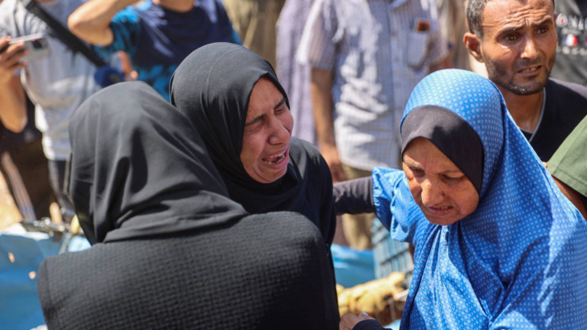 فلسطينيات يبكون في مخيم الشاطئ غرب مدينة غزة
