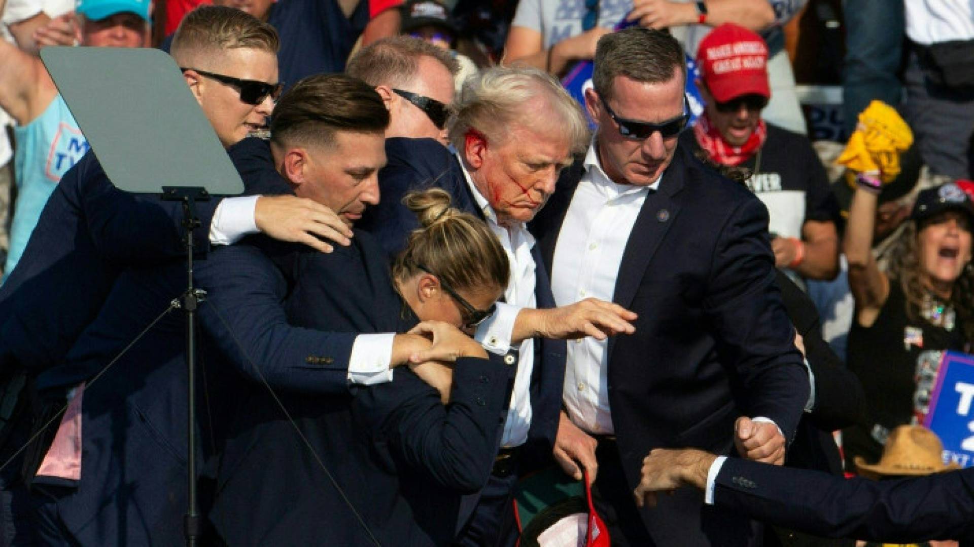 ترمب عقب إصابته بإطلاق نار