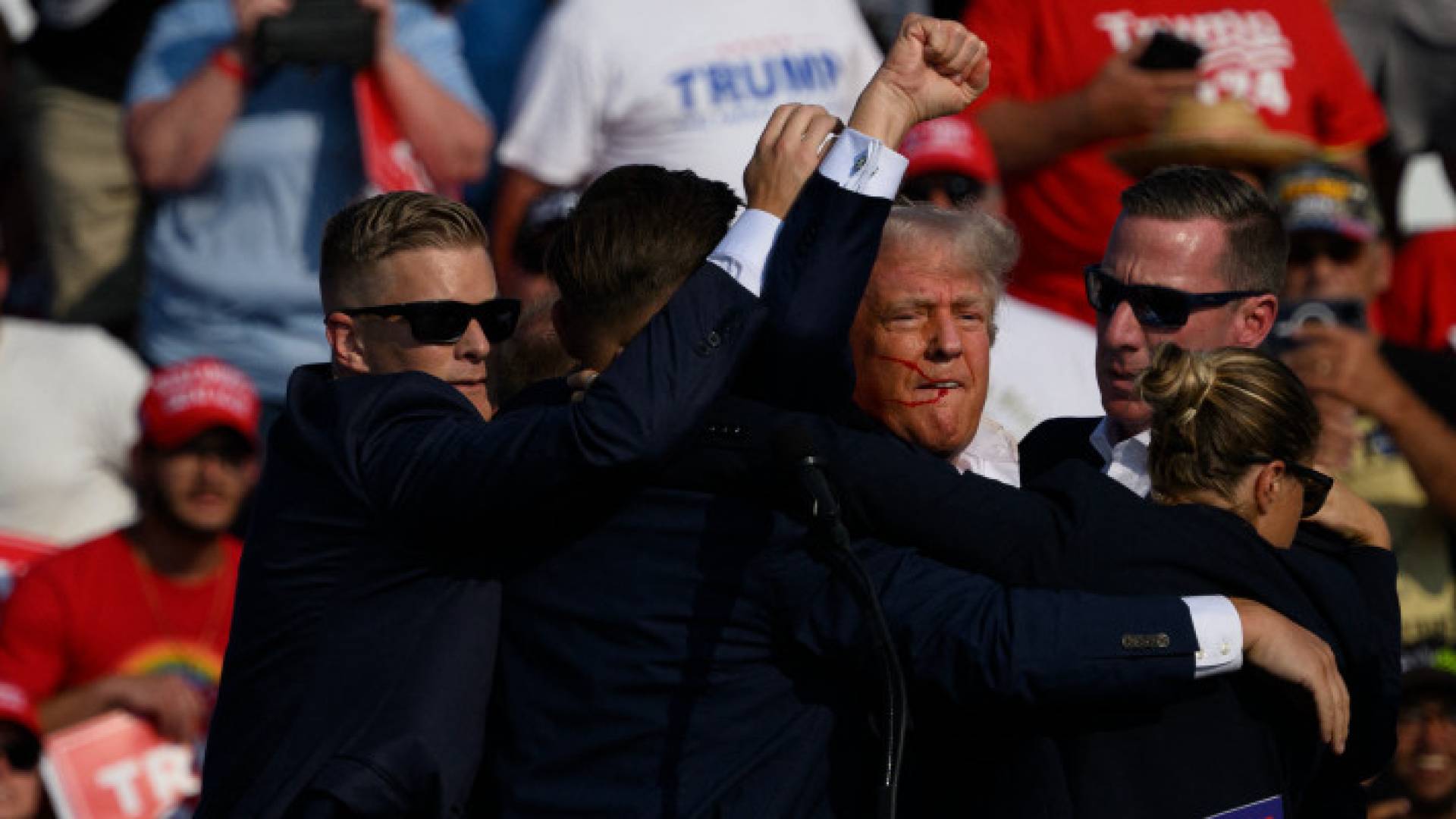 المرشح الرئاسي دونالد ترمب عقب إطلاق نار