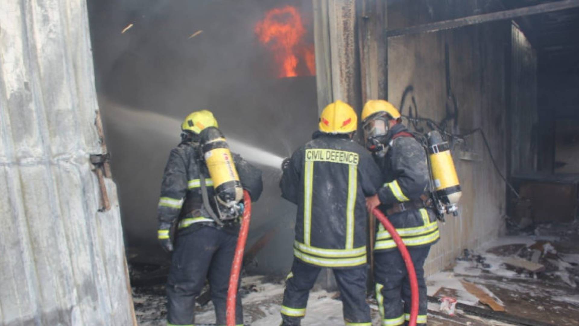 كوادر الدفاع المدني تعمل على إخماد حريق