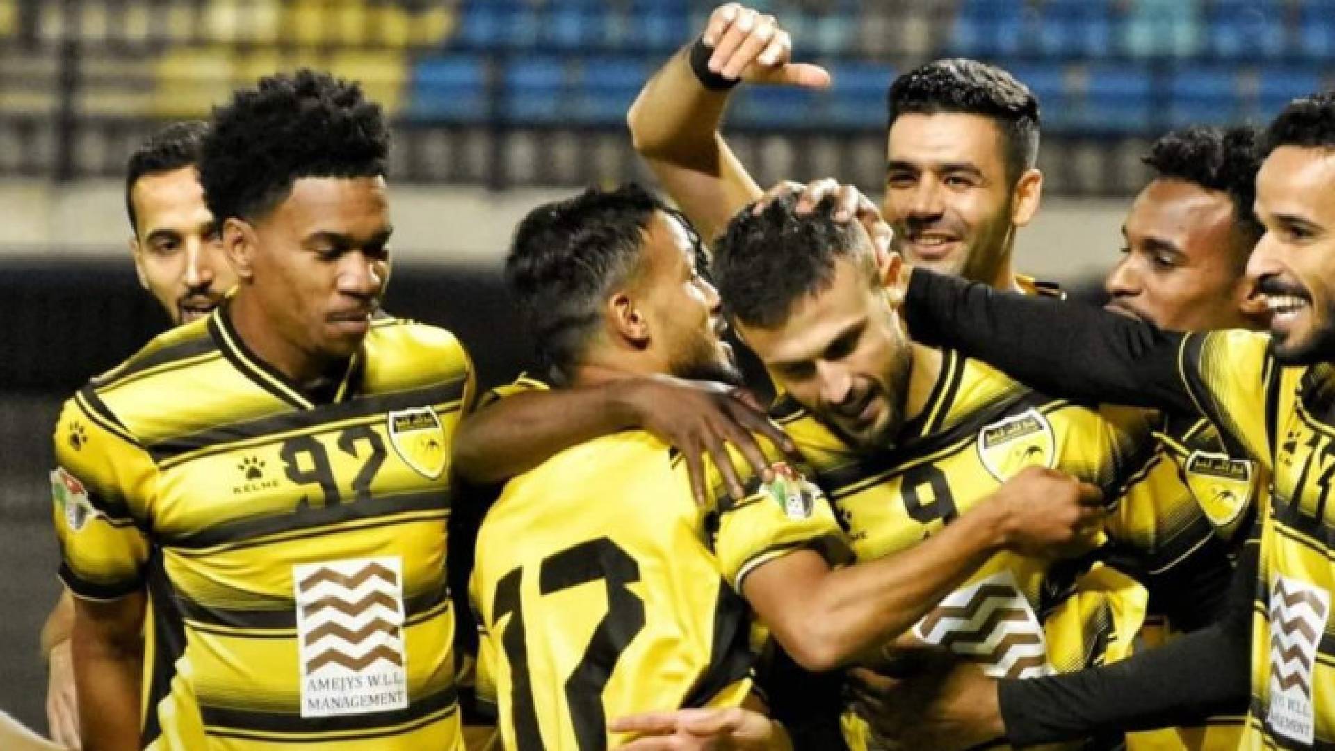 لاعبو الحسين يحتفلون بهدف