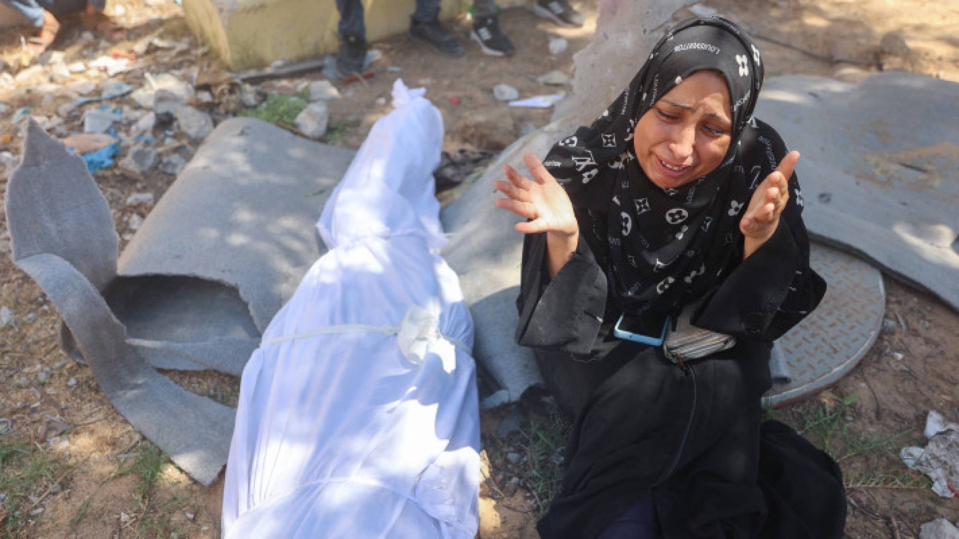 فلسطينية تبكي أحد أطفالها