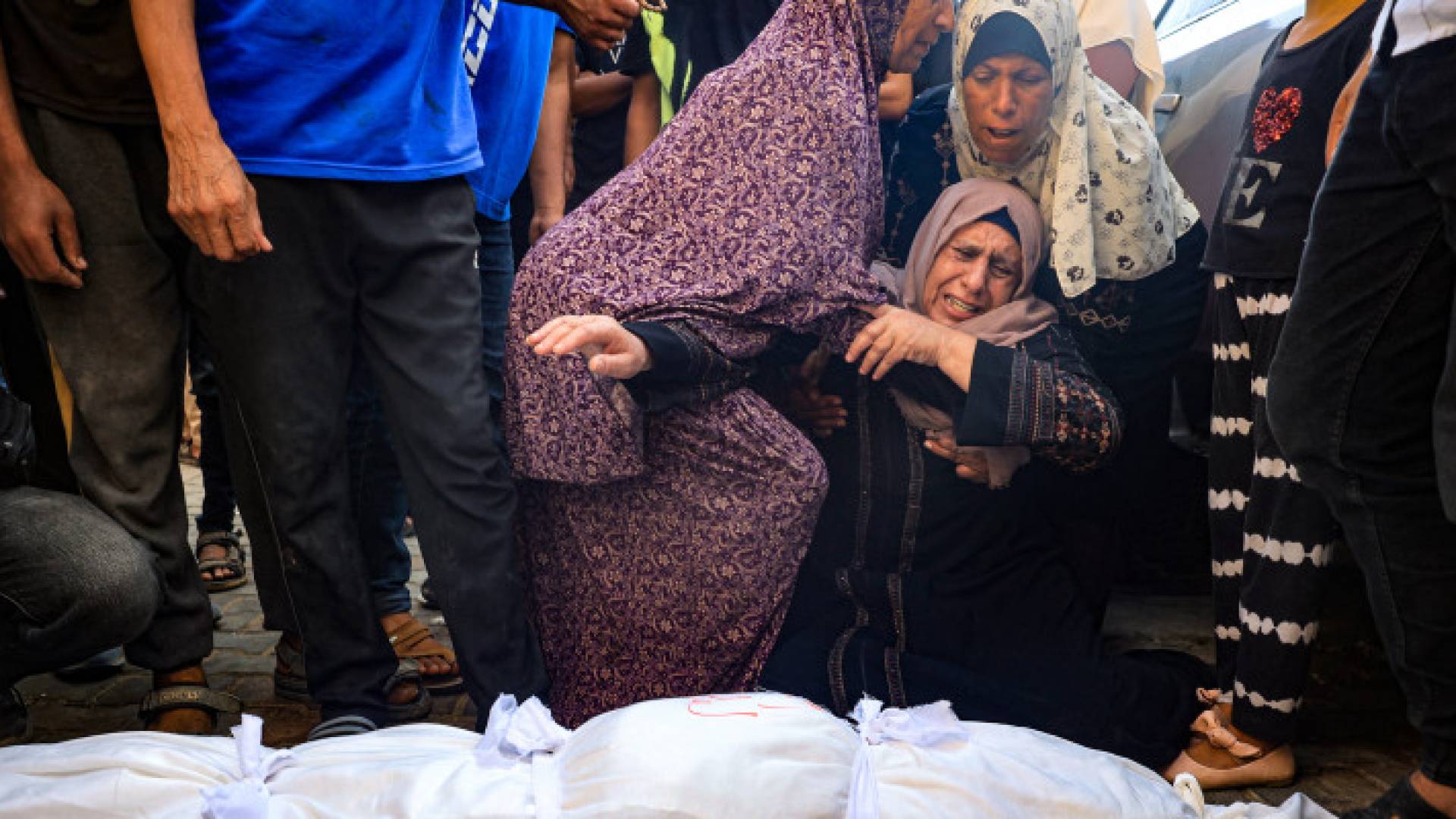 فلسطينية تبكي أحد أفراد عائلتها في غزة