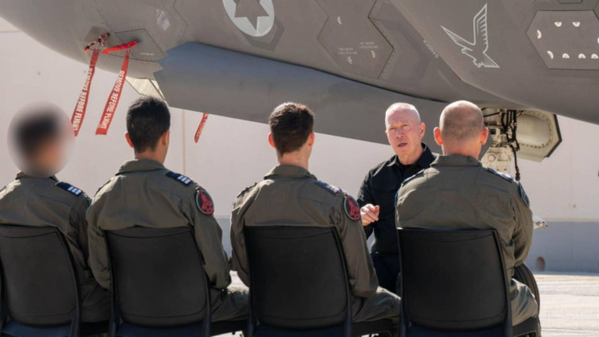 وزير دفاع الاحتلال يواف غالانت يلتقي  بالطيارين الذين نفذوا المجزرة في خانيونس