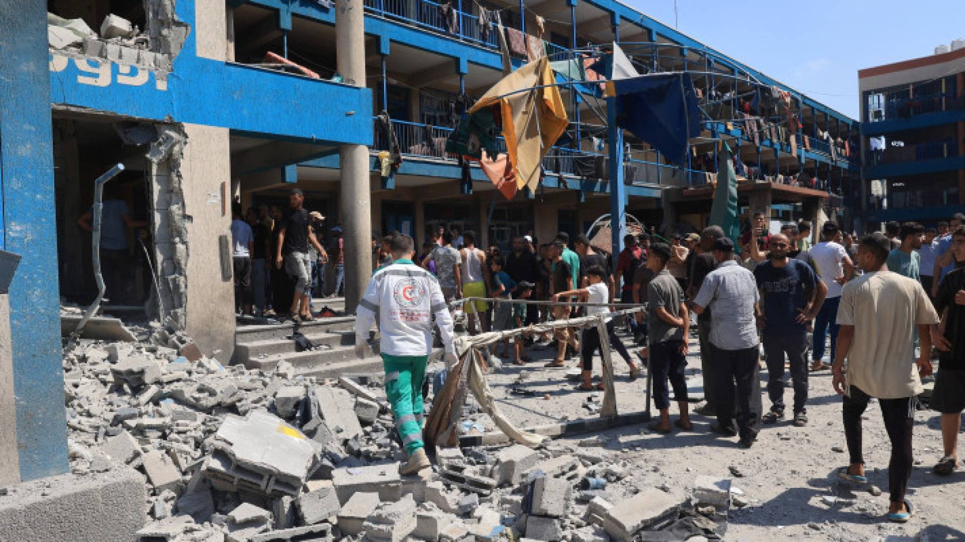 فلسطينيون في مدرسة أبو عربان التابعة لـ"الأونروا" التي استهدفها الاحتلال