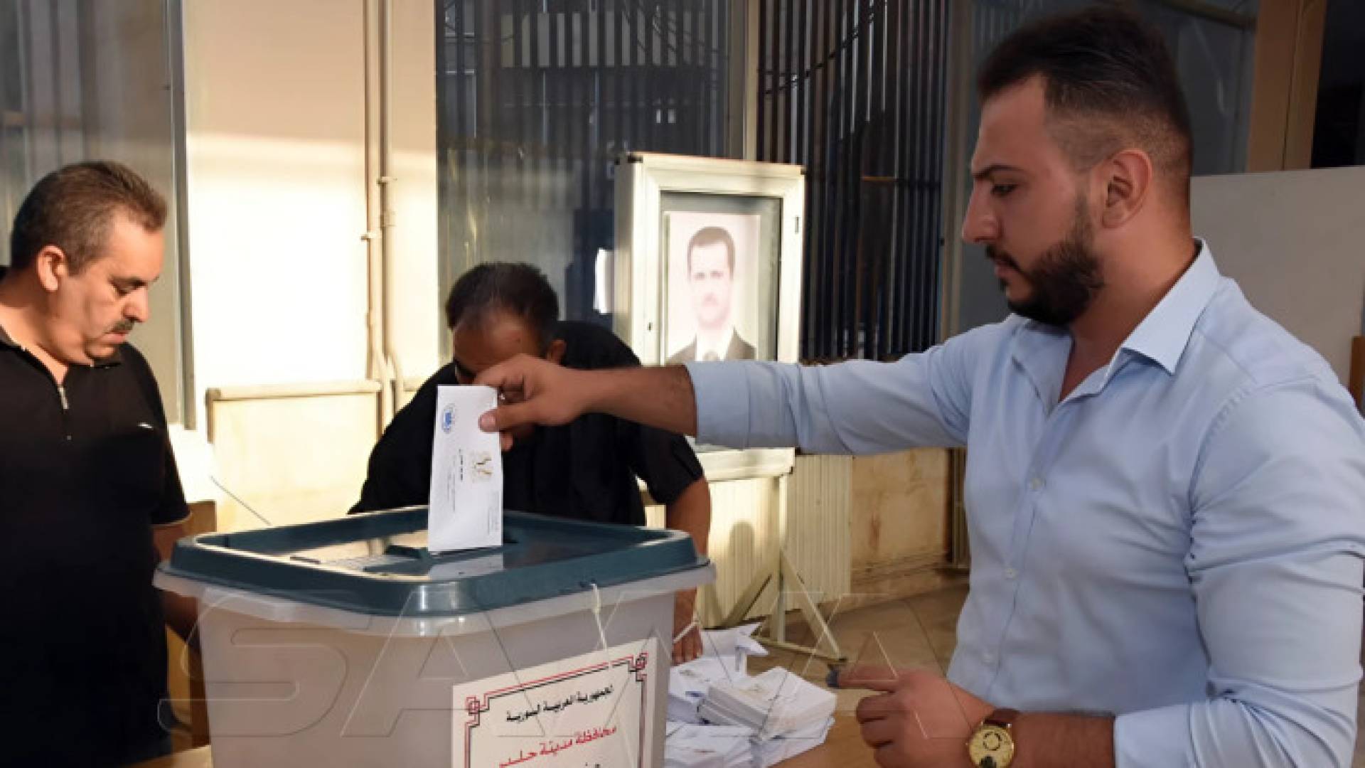 مواطن سوري خلال عملية الاقتراع - "سانا"