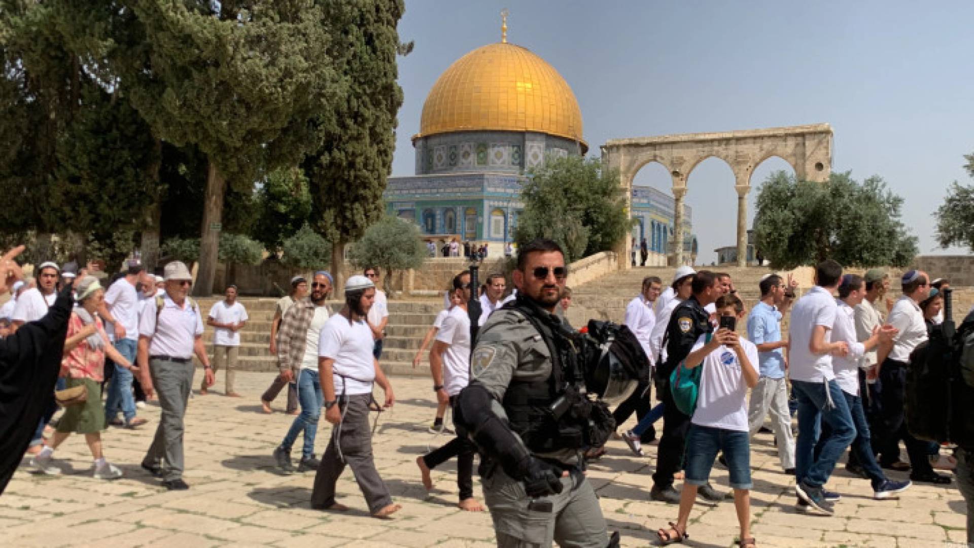 مستوطنون يقتحمون باحات المسجد الأقصى