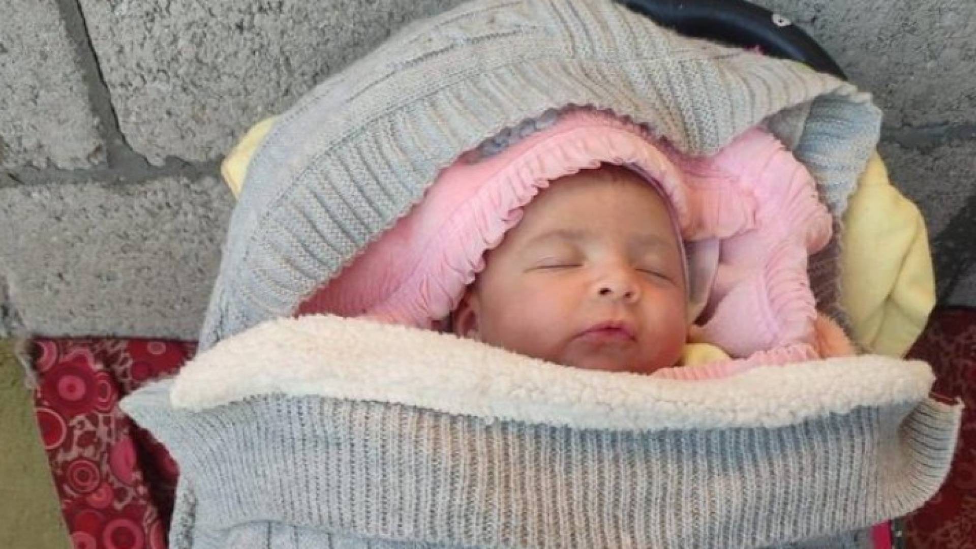 مولودة تحت النار خلال حرب الإبادة في قطاع غزة