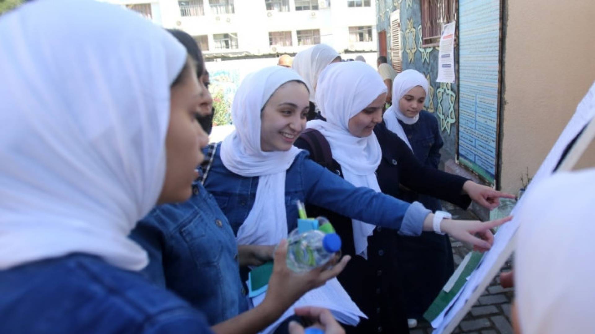 طالبات يطلعن على نتائج التوجيهي "أرشيفية"