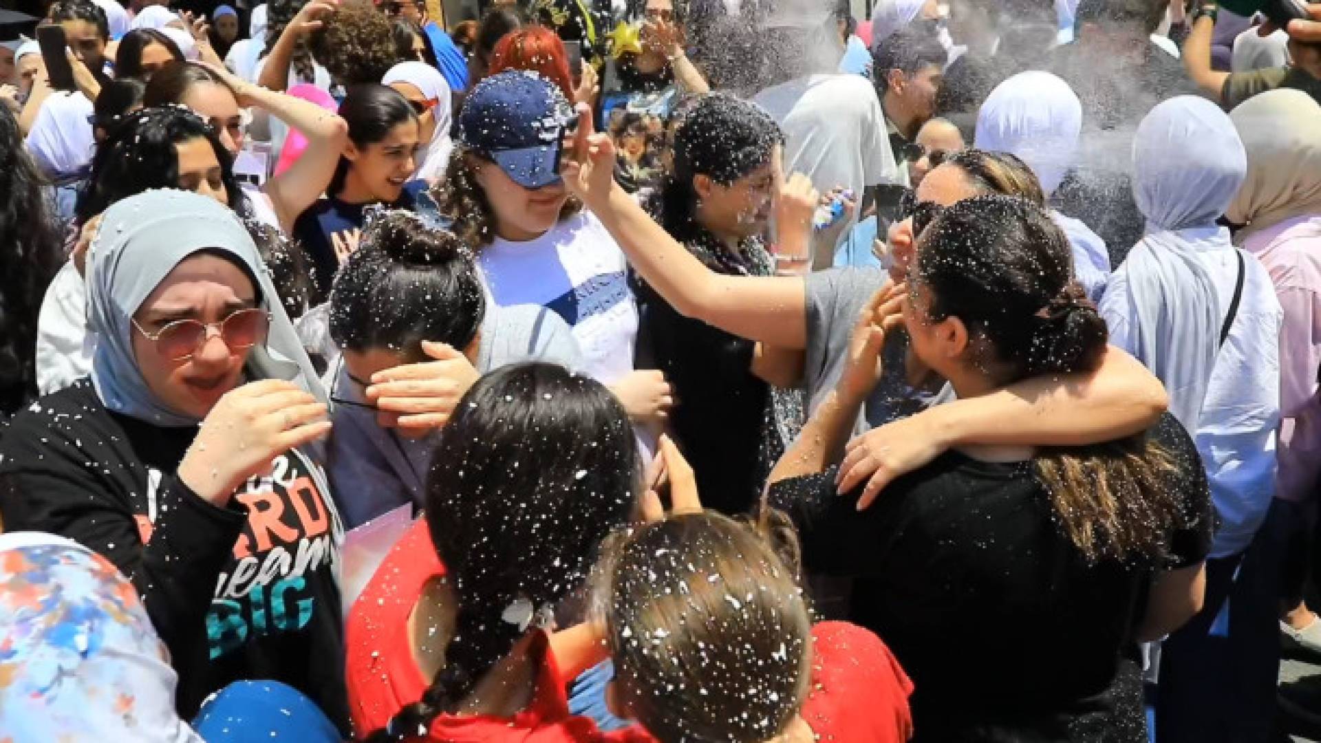 احتفال طالبات التوجيهي بعد انتهاء الامتحانات