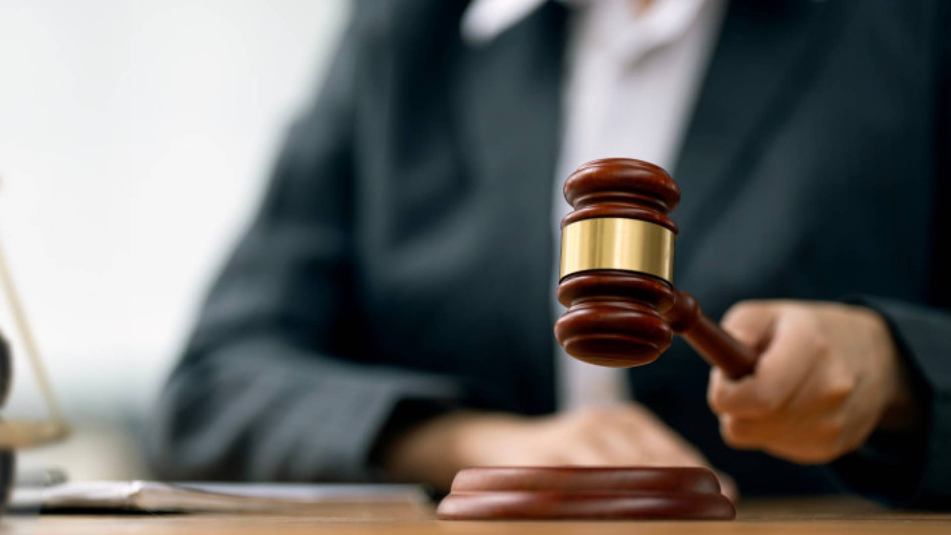 مطرقة قاض وسندان