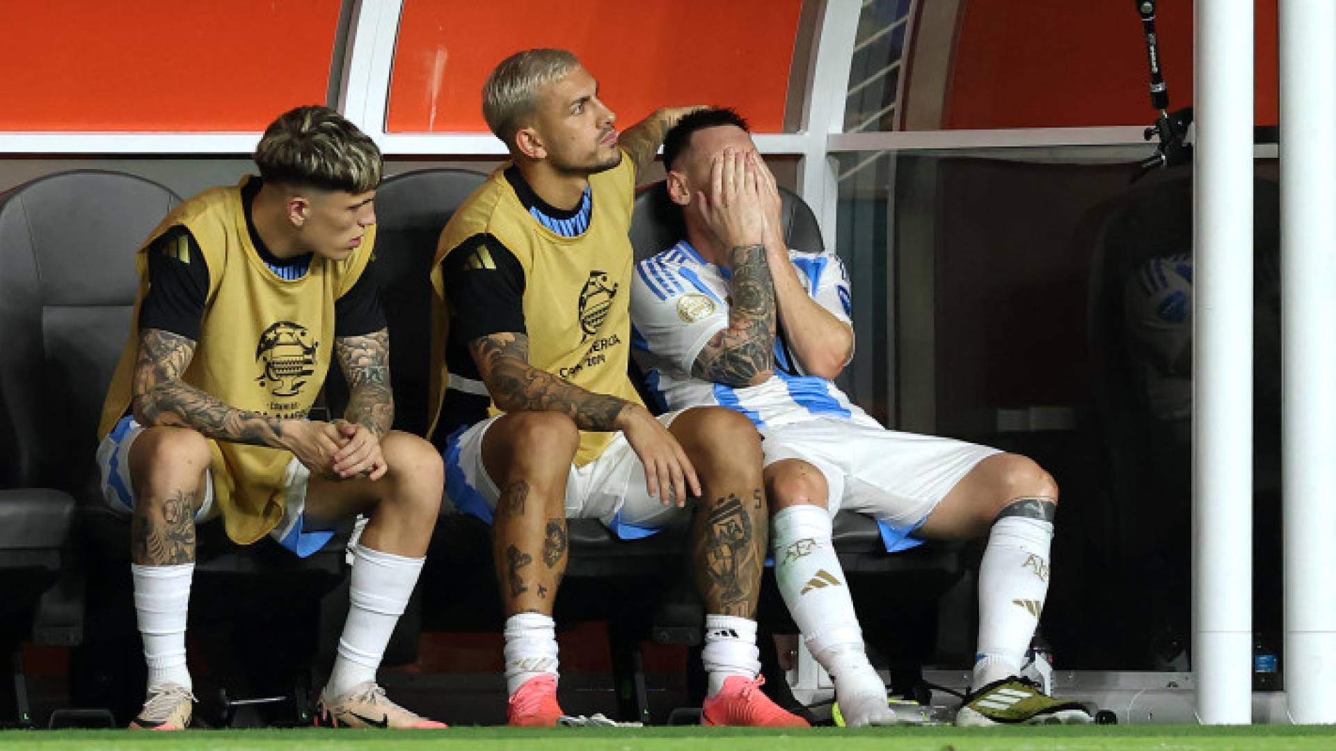 سكالوني يبرر بكاء ميسي إثر خروجه مصابا