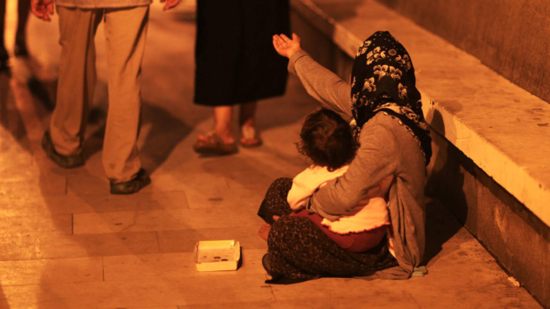 متسولة في أحد الشوارع "تعبيرية"