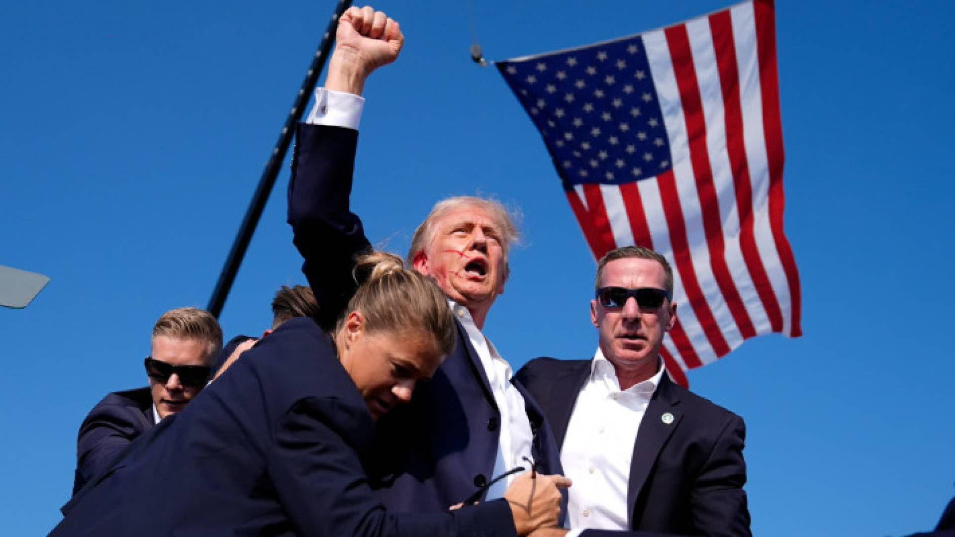 دونالد ترمب بعد تعرضه لمحاولة اغتيال