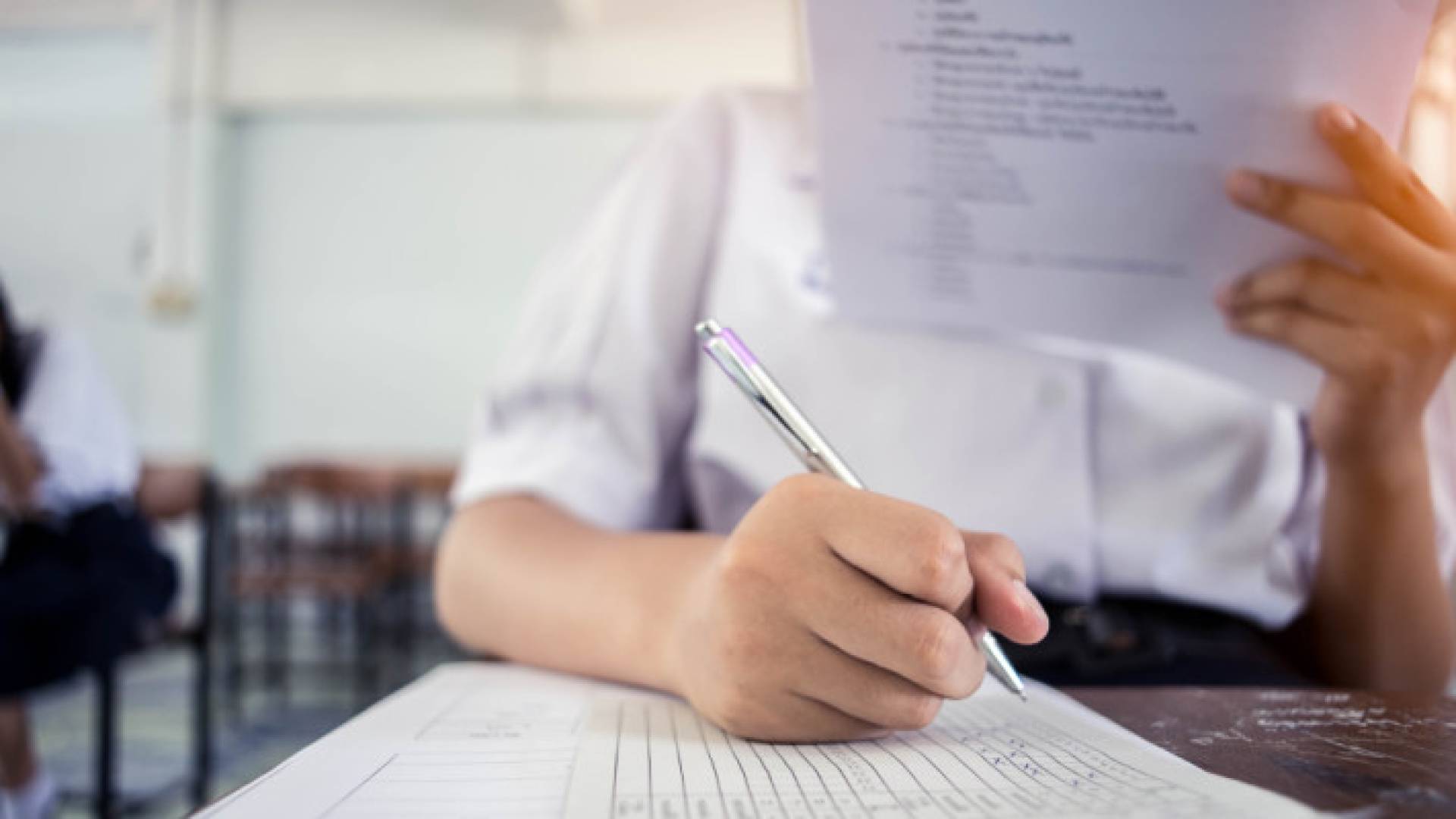 طالب يتقدم لامتحان