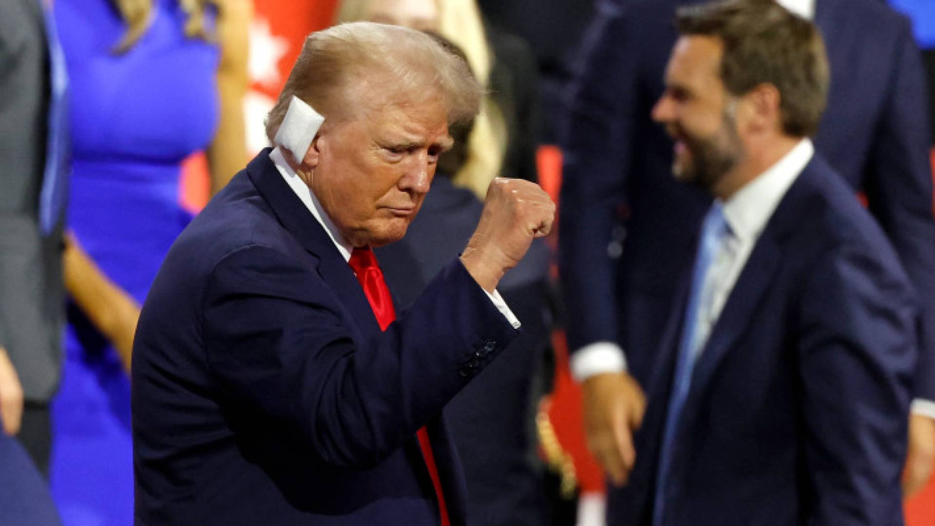 دونالد ترمب "مضمد الأذن"